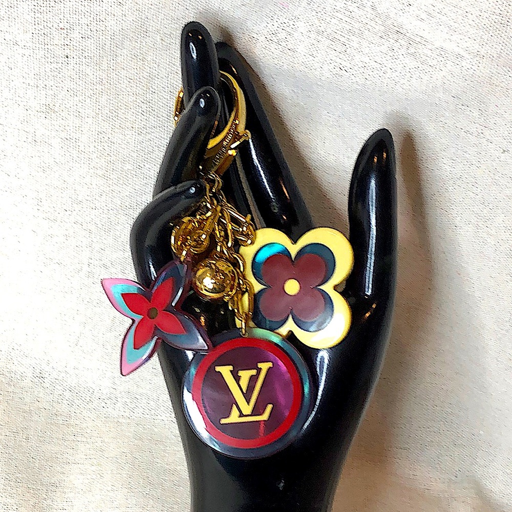 LOUIS VUITTON Bijoux Gold Plated Multicolor Flower Heart Charm Ball LV Keychain